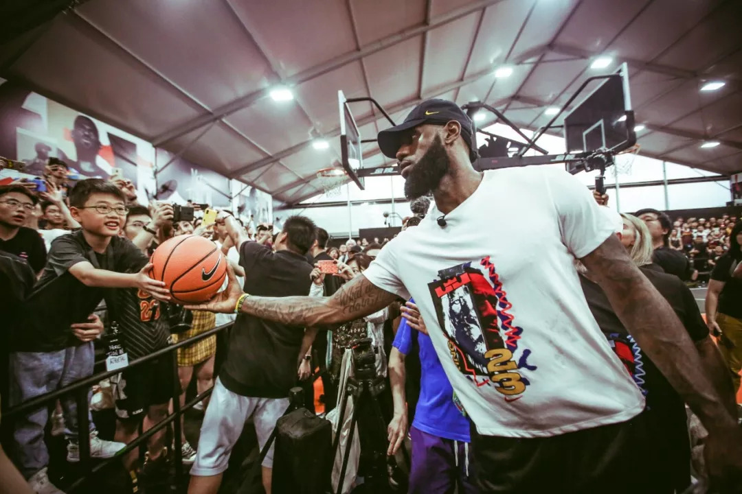 浓眉：我和欧文关系很亲密，迫不及待地想看到他真正回归球队（浓眉：与欧文交情深厚，盼他尽快全面回归球队）