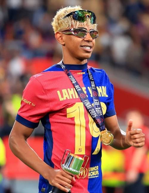 世体：莱万多夫斯基点亮纽约帝国大厦，以庆祝波兰独立日（西媒：莱万为庆祝波兰独立日点亮纽约帝国大厦）