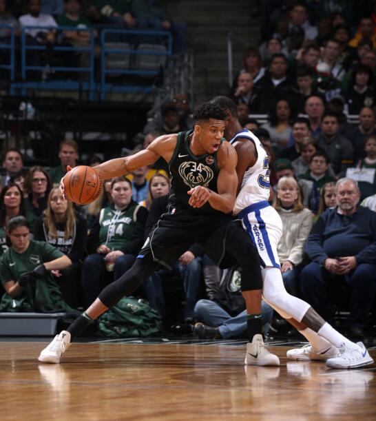 亚马尔送制胜助攻后染黄，无缘下一轮对阵布拉格斯拉维亚的欧冠（亚马尔制胜助攻后染黄，欧冠下轮缺席战布拉格斯拉维亚）