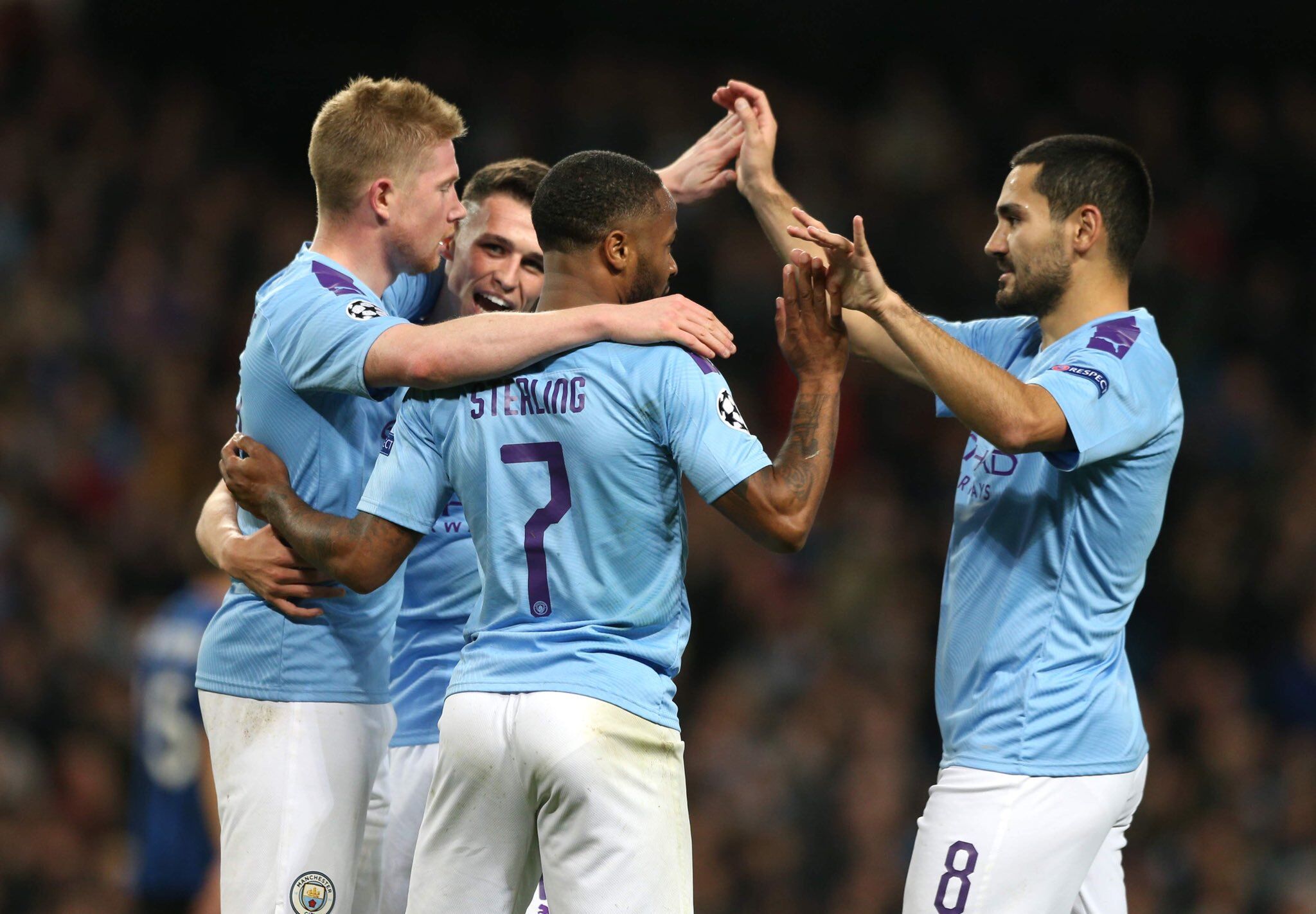 梅西不是不防守，而是将更多的精力都投入到进攻中去了！（梅西并非不防守，只是把重心放在进攻上）