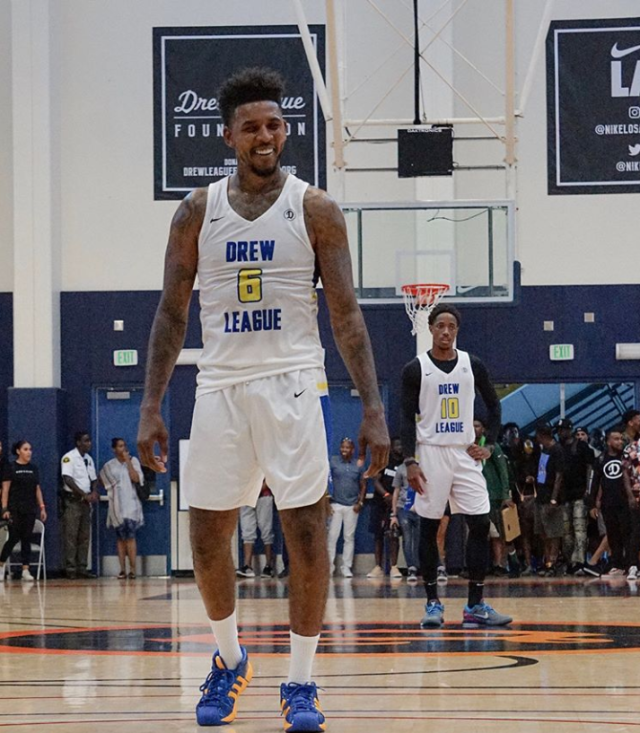 西甲战报：巴雷内切亚半场吊射建功，皇家社会3-1十人奥萨苏纳（西甲战报：巴雷内切亚中场吊射破门，皇家社会3-1力克十人奥萨苏纳）