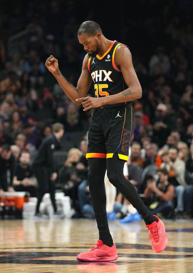 2026年世界杯抽签出炉，葡萄牙、阿根廷等强队分组形势良好，欧洲球队竞争激烈，中国国足仍难晋级。（2026世界杯分组揭晓：葡萄牙阿根廷签运佳，欧洲竞争激烈，国足出线仍艰难）