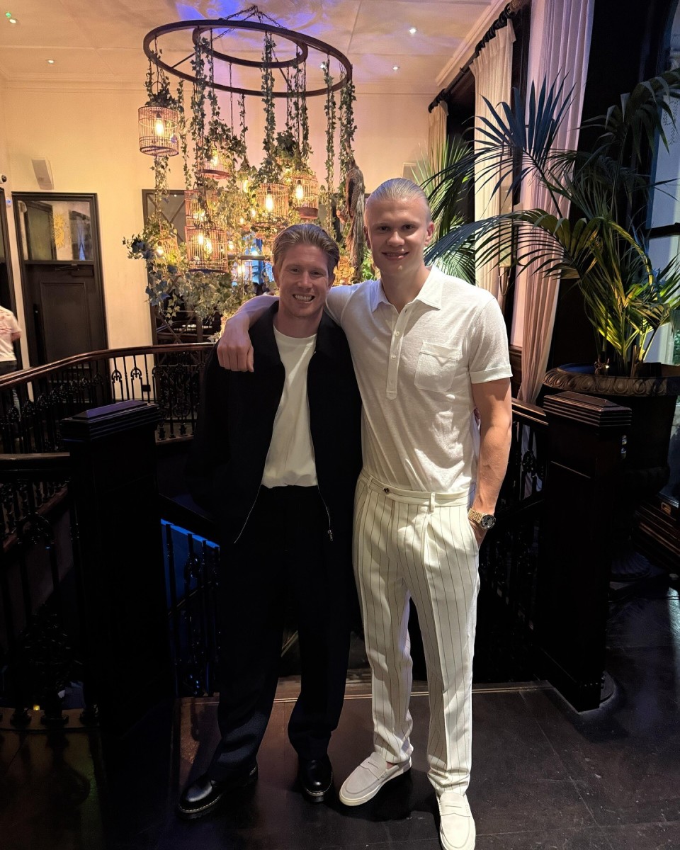 欧文突破两人防守完成得分（欧文摆脱双人夹击上篮得手）